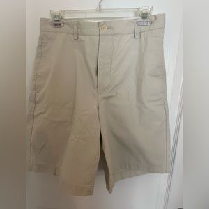 Men’s Vineyard Vines Link Shorts, Size 30 Light khaki color.
